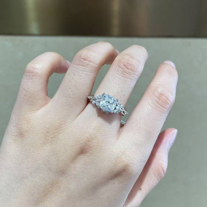 枕形Women's RingS925银镀白金定制选款主石Moissanite2.5ct/副石高碳钻